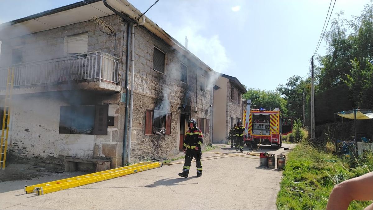 GALERÍA | Incendio en una vivienda de Barrio de Lomba