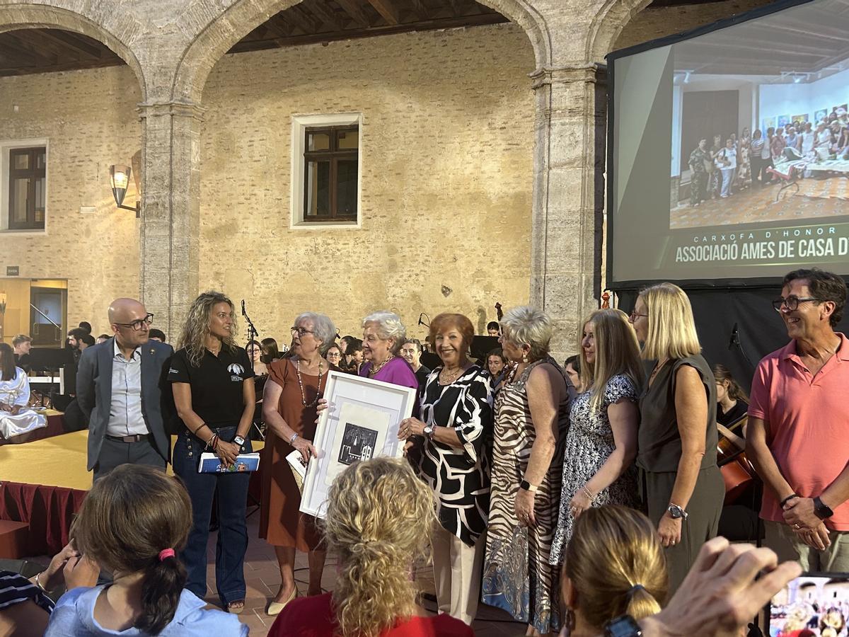 Entrega de la Carxofa d'Honor 2026 a las Amas de Casa Tyrius.