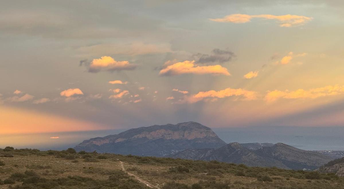 Un luminoso y grandioso abanico se abre sobre el Montgó