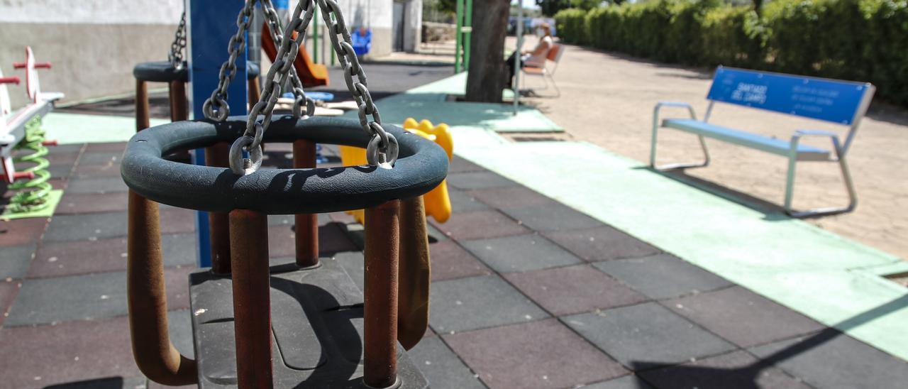 Un parque en Santiago del Campo, un pueblo dotado de diversos servicios. Durante la última década han nacido trece niños, ninguno en 2020.