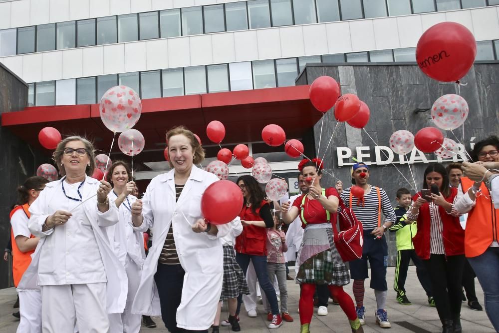 Suelta de globos en el HUCA por el día del niño hospitalizado