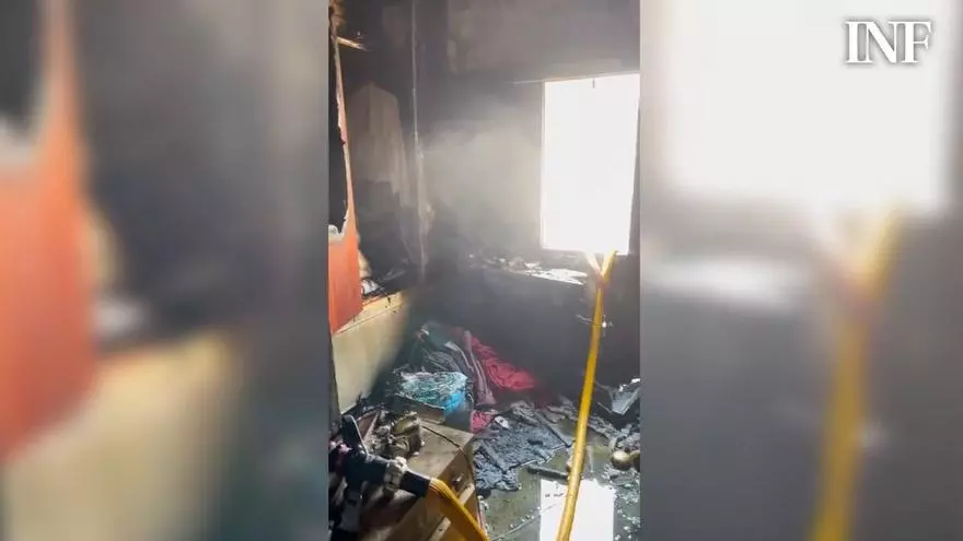 Así ha quedado una vivienda incendiada este jueves en la isla de Tabarca en Alicante