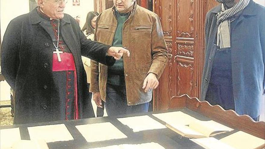 El obispo bendice las nuevas dependencias del archivo de la parroquia de Santiago