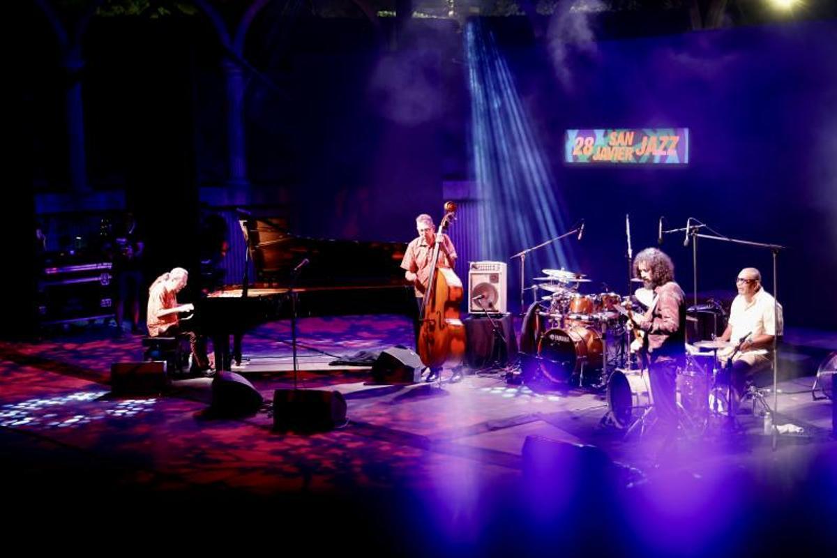 Lluís Coloma al piano; Manolo Germán al contrabajo; Julian Vaughn en la batería y Kid Carlos en la guitarra.