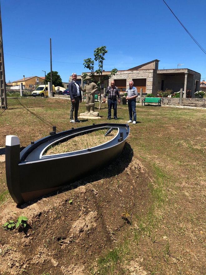 Una de las jardineras con forma de dorna.