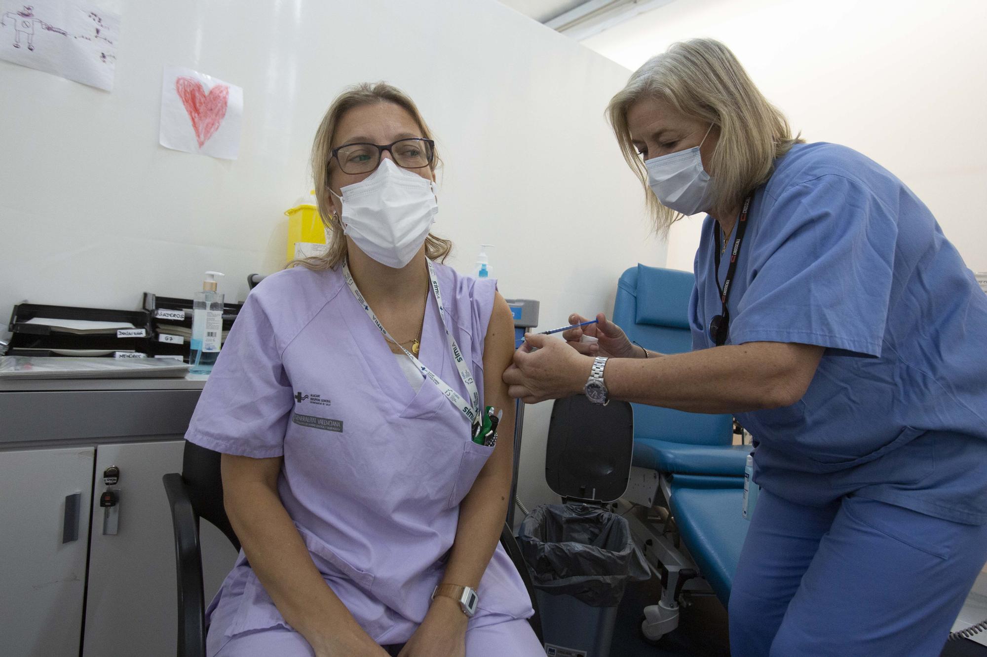 Cuarta dosis contra el covid disponible para más de 46.000 sanitarios de la provincia de Alicante