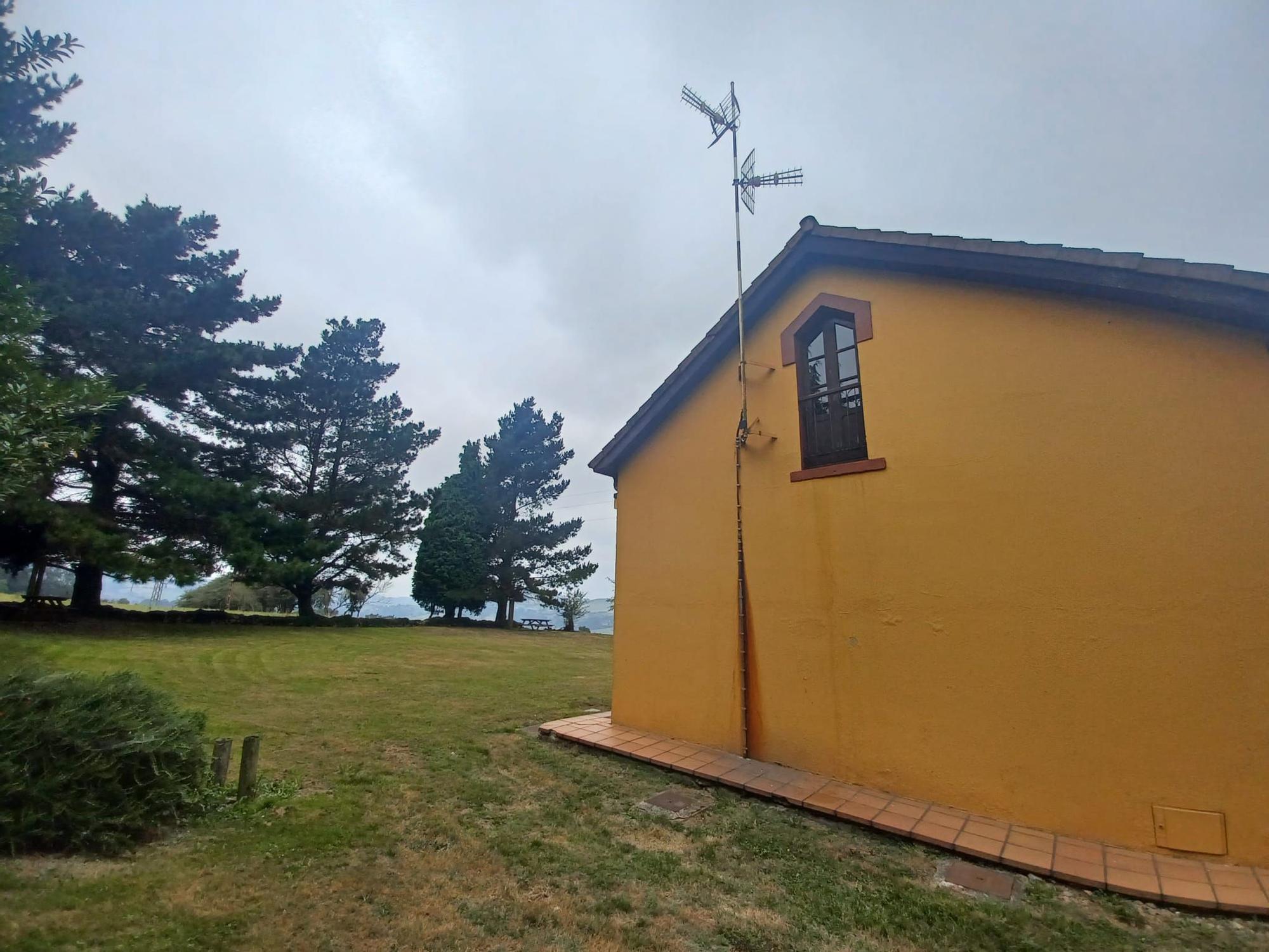 La escuela indiana de Robledo, así es el emblemático edificio de Llanera de singular arquitectura historicista