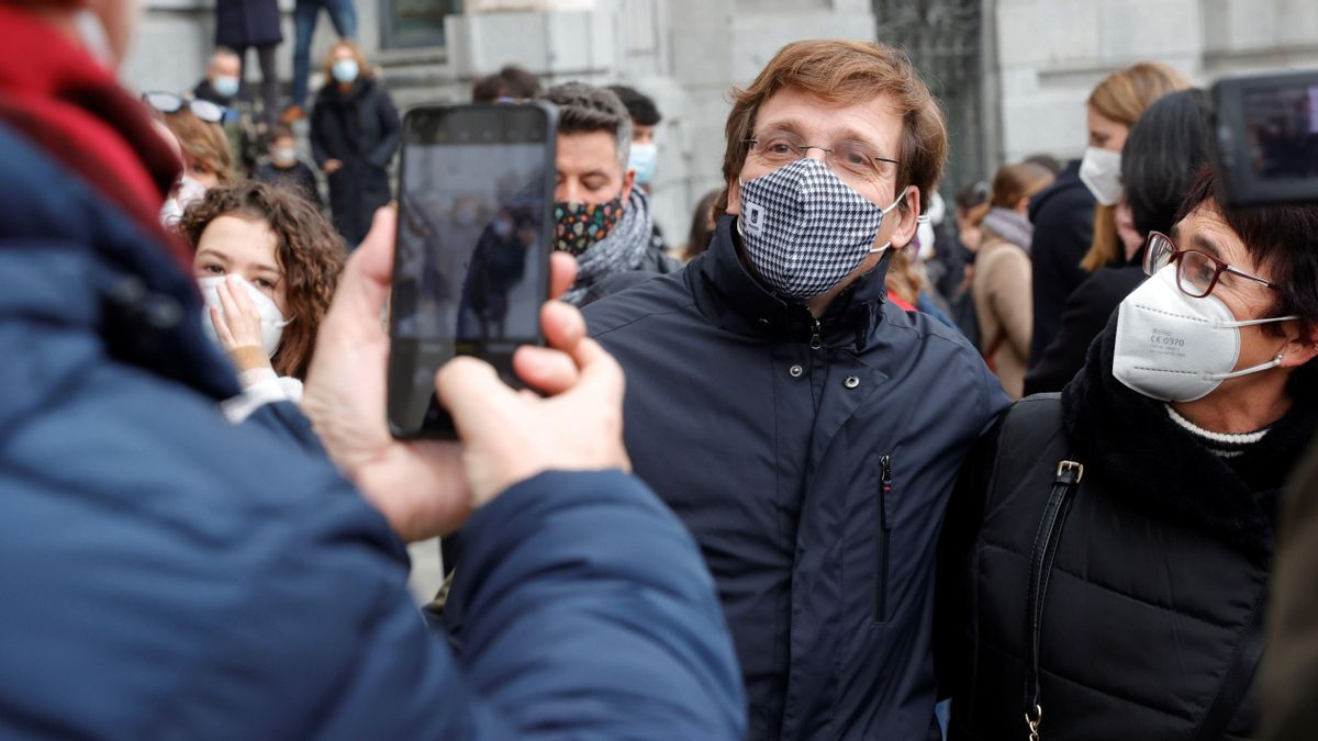 Almeida nega haver desqualificat Almudena Grandes i denuncia una «campanya» contra ell
