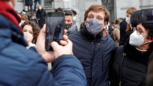 Almeida nega haver desqualificat Almudena Grandes i denuncia una «campanya» contra ell