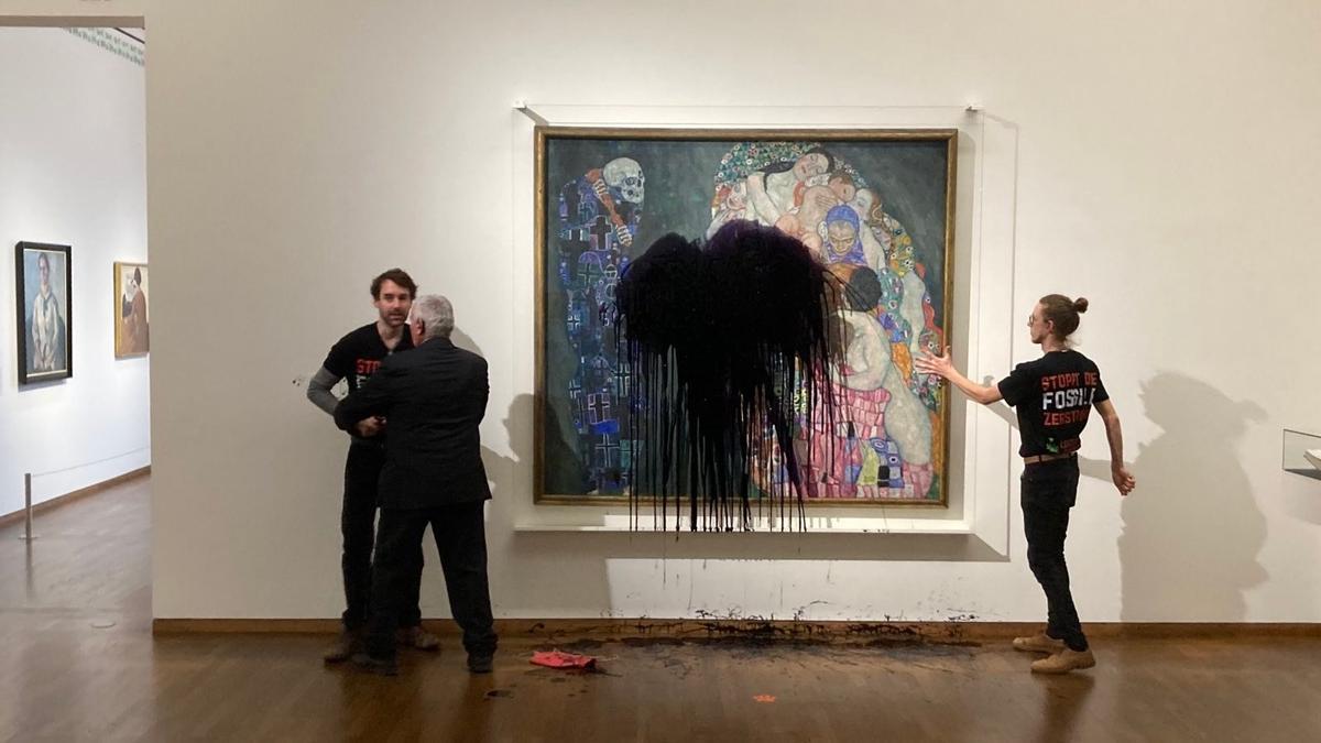 Activistas arrojan petróleo sobre un cuadro de Klimt en un museo de Viena