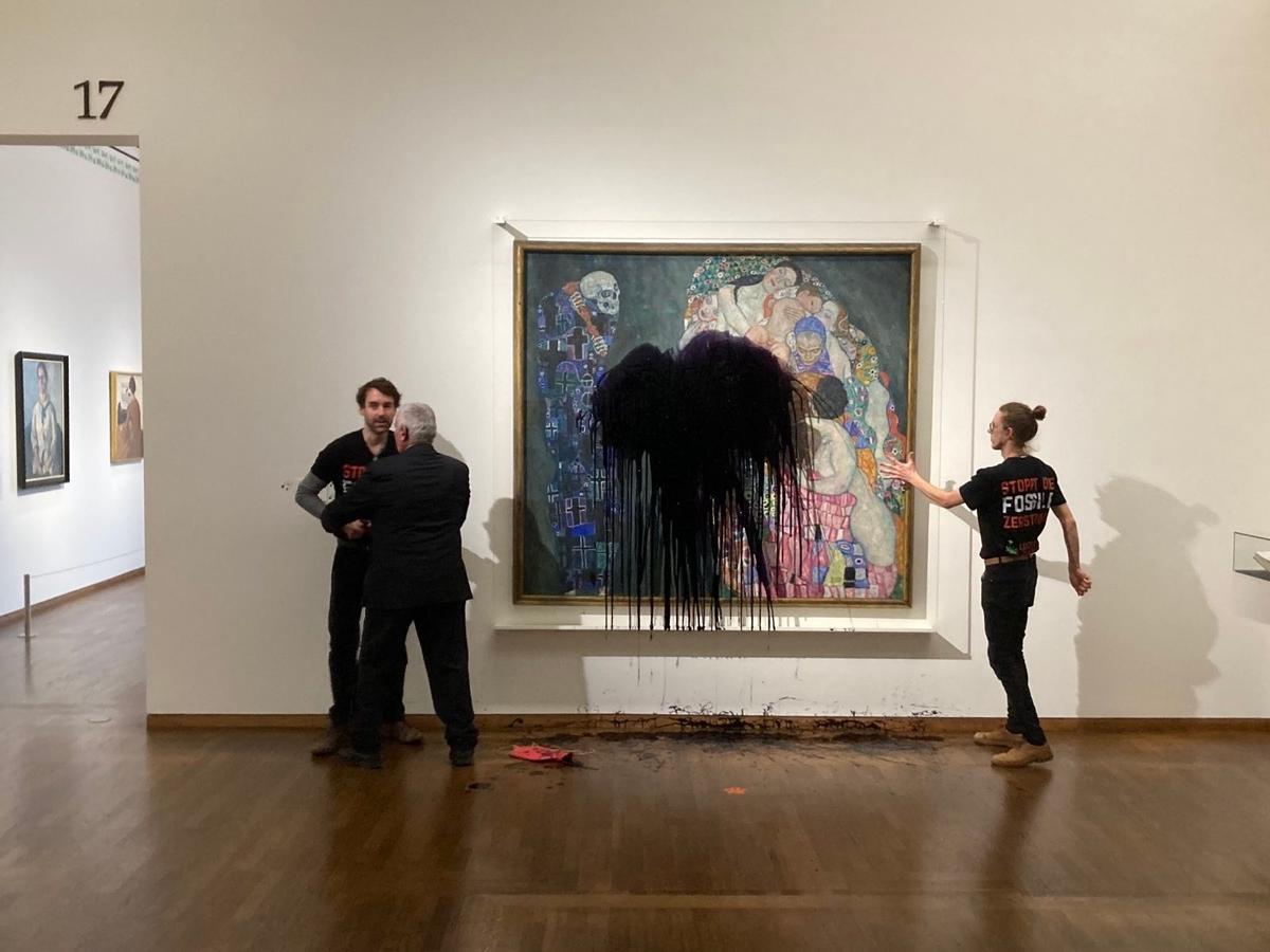 Activistes llancen petroli sobre un quadro de Klimt en un museu de Viena