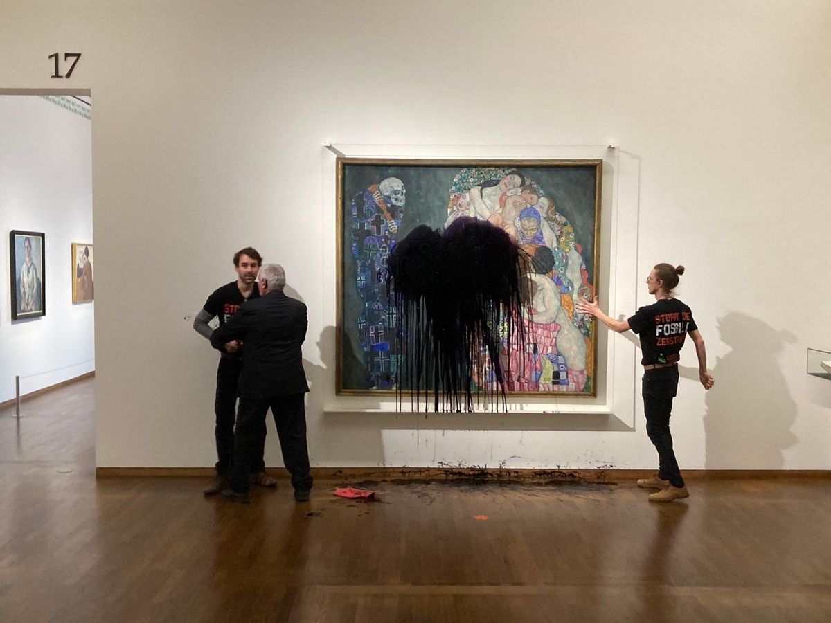 Activistes llancen petroli sobre un quadro de Klimt en un museu de Viena Activistes llancen petroli sobre un quadro de Klimt en un museu de Viena