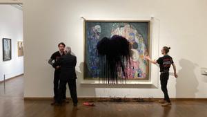 Activistes llancen petroli sobre un quadro de Klimt en un museu de Viena