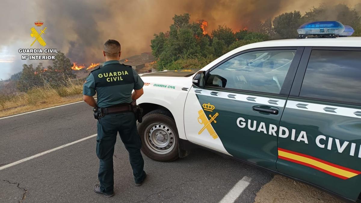 Un guardia civil en el lugar del incendio.