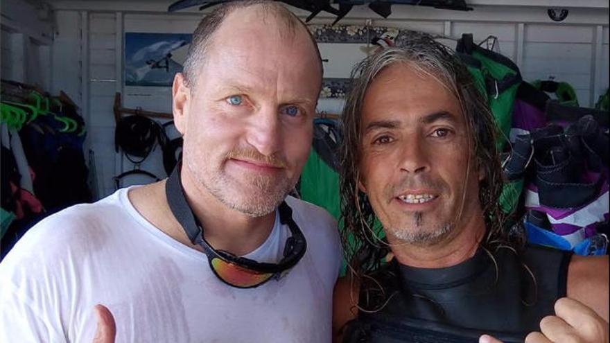 Woody Harrelson (i) con un fan en el sur de Fuerteventura.