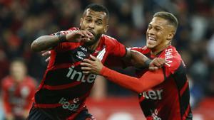 Alex Santana celebra con Vitor Roque el gol que dio el triunfo al Furacao