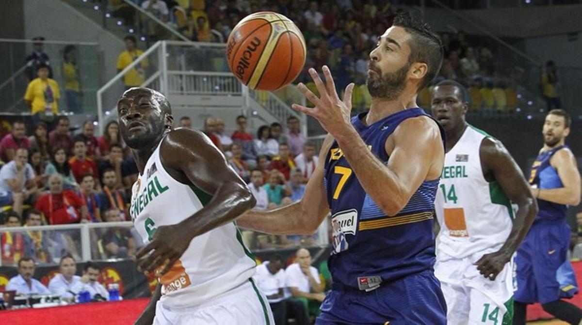 L’escorta blaugrana Juan Carlos Navarro controla la pilota en el recent amistós contra el Senegal. L’escorta blaugrana Juan Carlos Navarro controla la pilota en el recent amistós contra el Senegal.