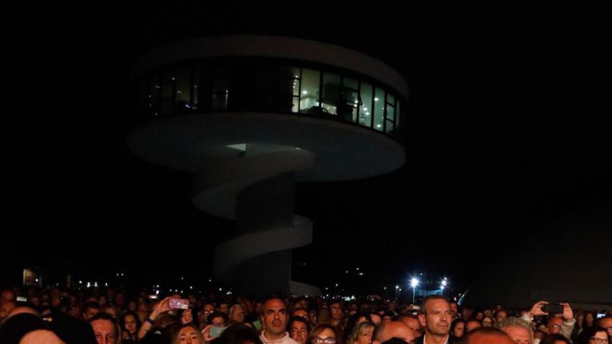 Público durante el concierto en el Niemeyer. | Mara Villamuza