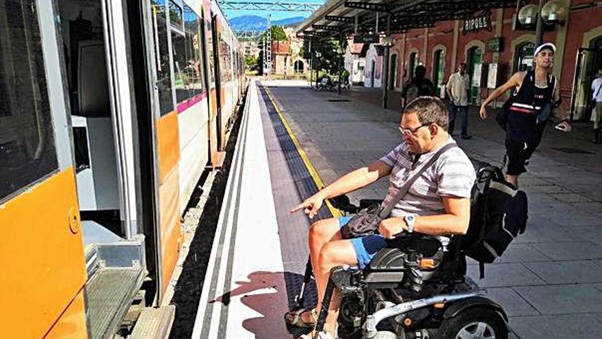 Un usuari amb cadira de rodes, davant la separació entre l&#039;andana i l&#039;accés al vagó.