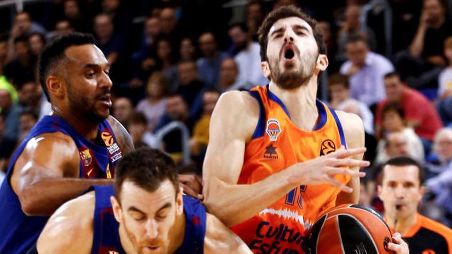 Guillem Vives trata de entrar a canasta ante Claver.