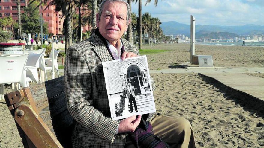 José Antonio Sierra, esta semana en la playa de Huelin, con una foto como director del Instituto Cultural Español de Dublín.