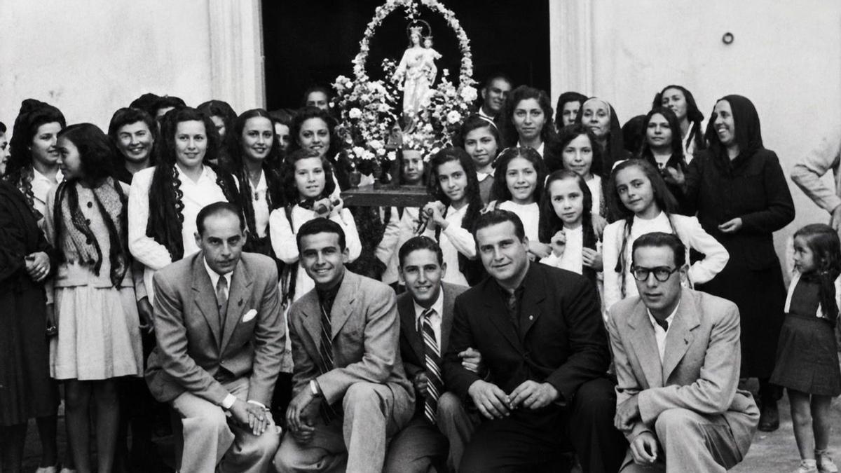 Vecinos de la calle Salitre con María Auxiliadora el 28 de mayo de 1944.