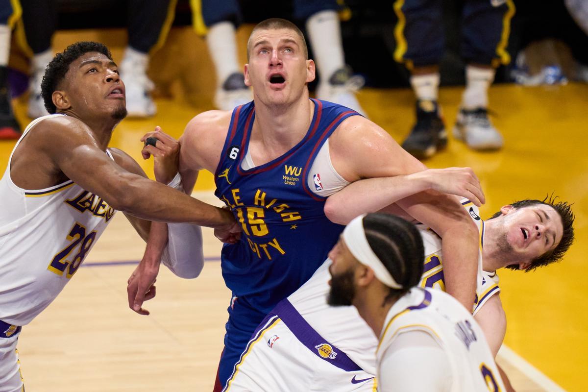 Jokic pelea con varios jugadores de los Lakers por capturar un rebote en la reciente final del Oeste