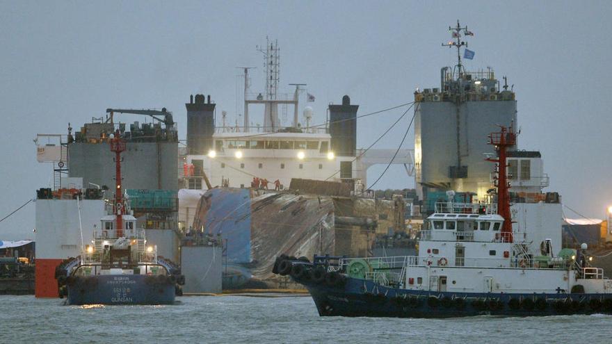 El &quot;Sewol&quot;, apunto de salir a flote por completo esta mañana.