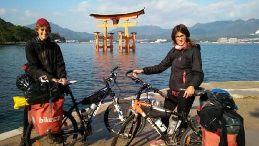 Dues noies van de Girona a Tòquio en bicicleta