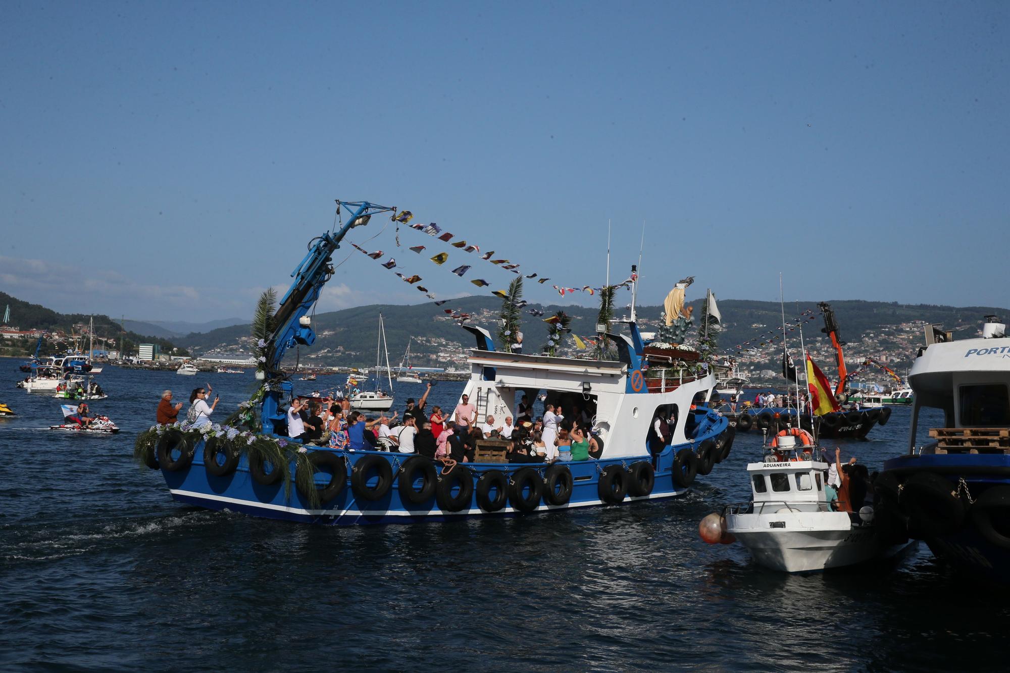 Decenas de barcos en la procesión marítima de Moaña