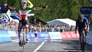 Val Di Zoldo (Italy), 25/05/2023.- Italian rider Filippo Zana (L) of Team Jayco Alula celebrates winning the 18th stage of the Giro d’Italia 2023 cycling tour over 161 km from Oderzo to Val di Zoldo, Italy, 25 May 2023. (Ciclismo, Italia) EFE/EPA/LUCA ZENNARO