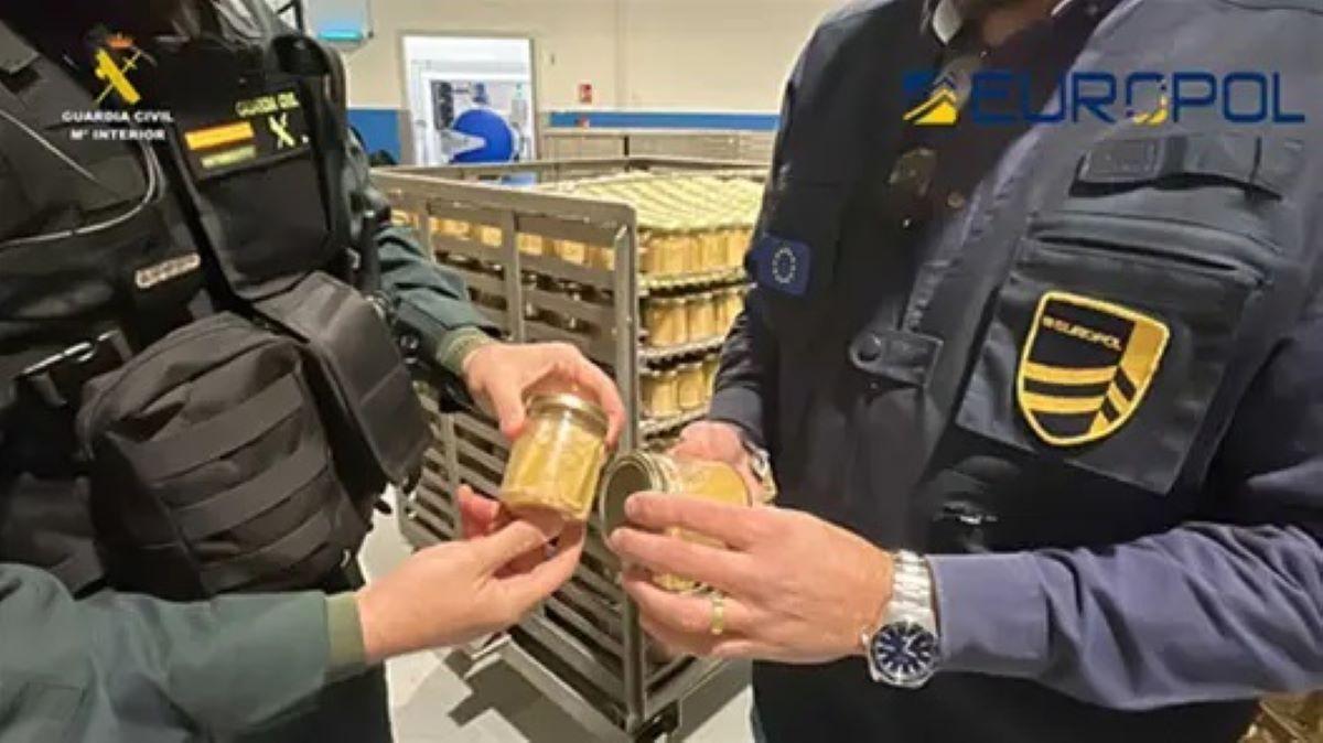 Conservas de bonito interceptadas por la Guardia Civil, en una operación con Europol.