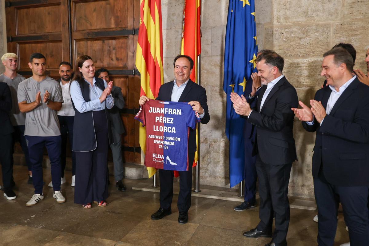 El presidente  de la Generalitat Valenciana, Juanfran Pérez Llorca, posa con una camiseta del Eldense, este jueves.