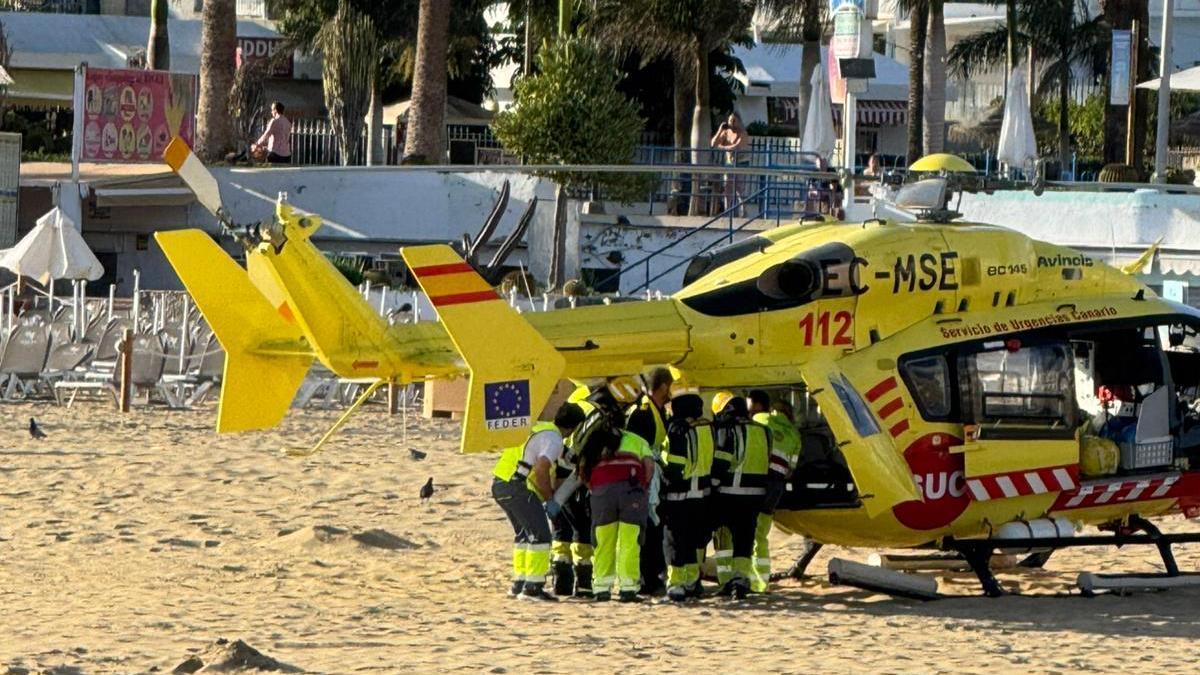 Un hombre sufre un ahogamiento grave en una playa de Mogán