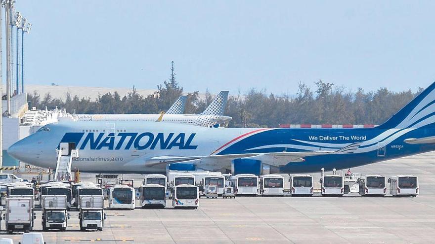 Un avión, con la rampa ya preparada para la salida de los pasajeros, en un aeropuerto canario.