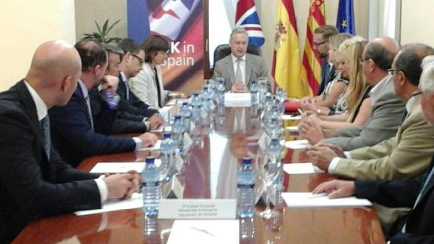 La embajada británica incluye a Torrevieja en un programa para mejorar la integración