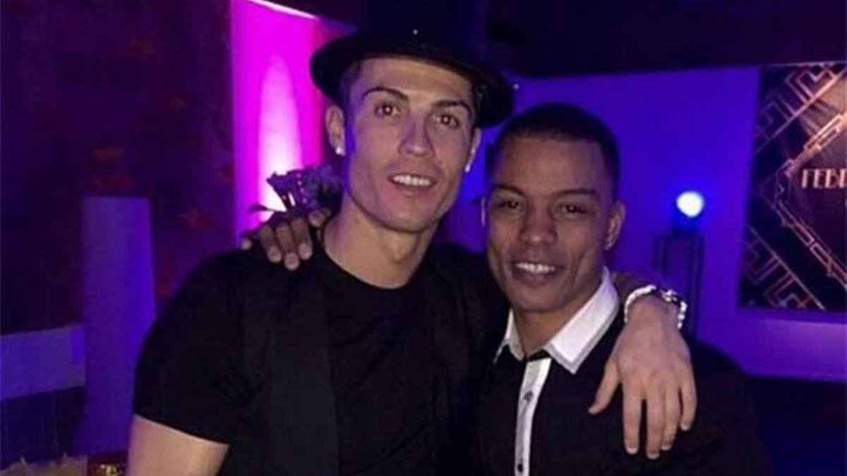 Cristiano Ronaldo junto a un amigo durante su fiesta de 30 cumpleaños