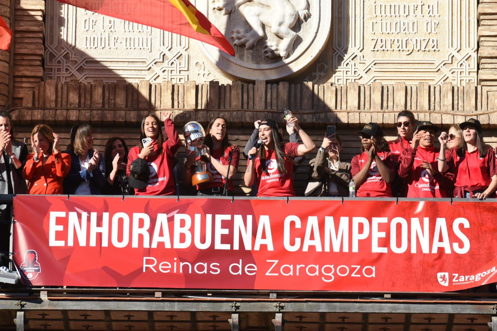 Baño de masas del Casademont Zaragoza en la plaza del Pilar y ofrenda de la Copa de la Reina a la Virgen del Pilar