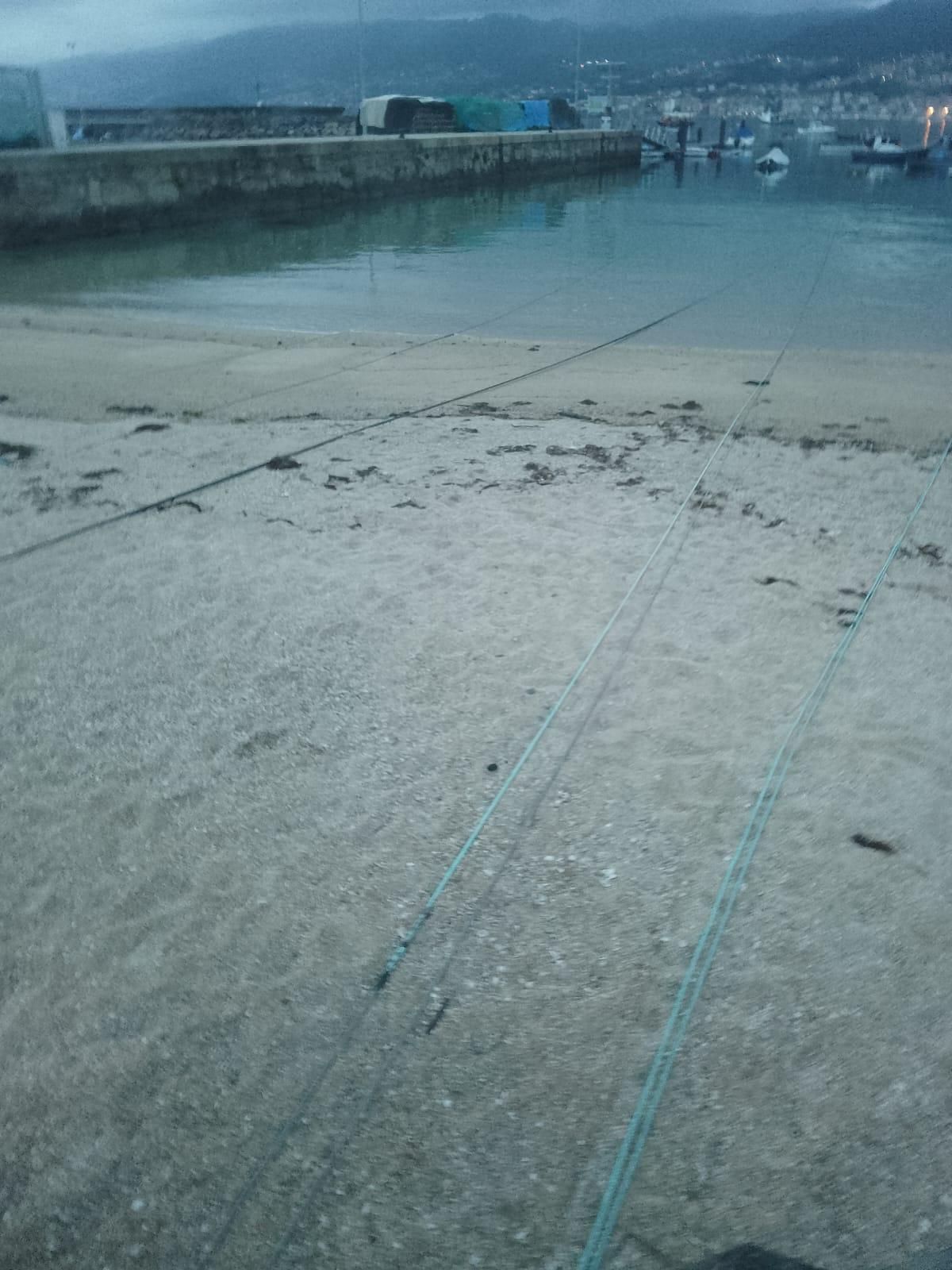 Los «tiravira» o cuerdas que provocaron la avería de la máquina limpiaplayas en la Praia de Beluso.