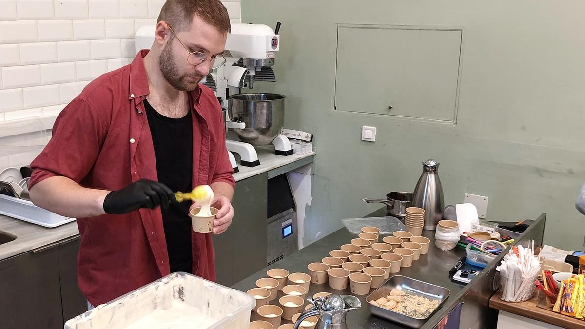 Elaboración a la vista de los tiramisús en el obrador de Mamma Tiramisù.
