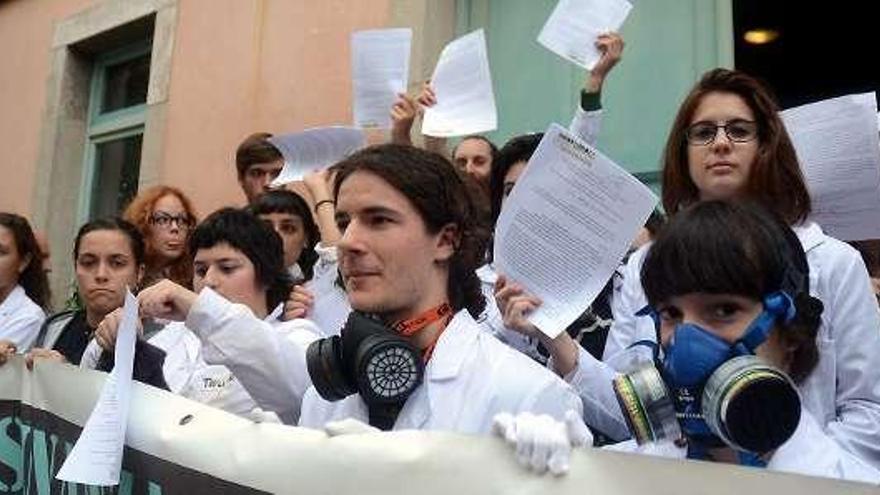 Los alumnos durante su protesta de ayer ante el centro.  // R.V.