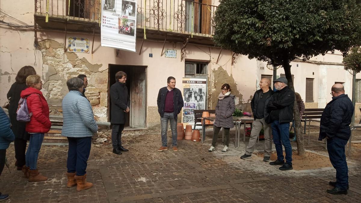 El alcalde de Bocairent y vecinos del Barri Medieval.