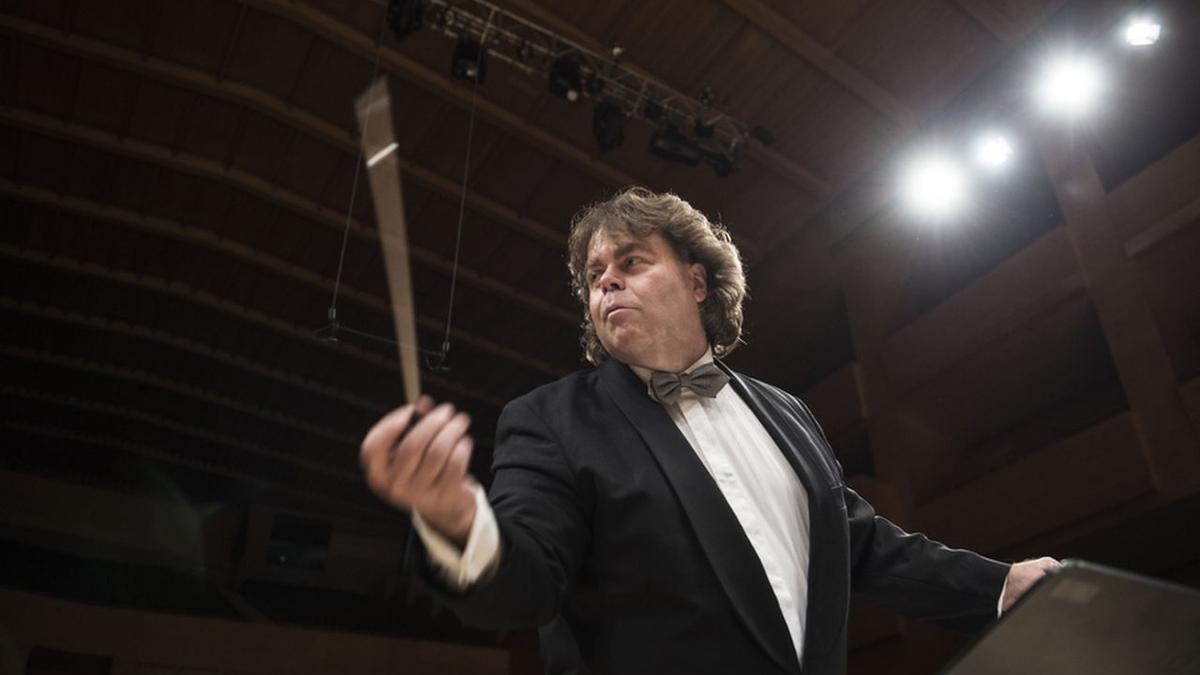 Henrie Adams dirige a la Orquesta Sinfónica de Castelló durante un concierto.