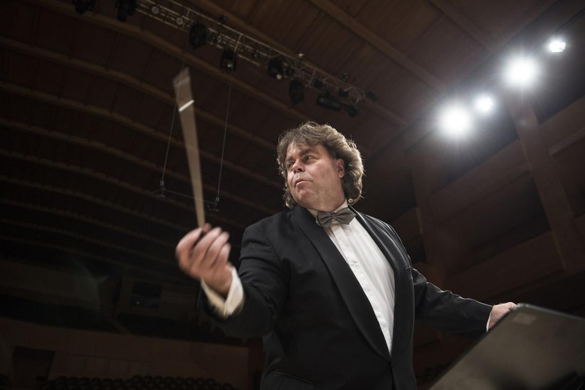 Henrie Adams dirige a la Orquesta Sinfónica de Castelló durante un concierto.