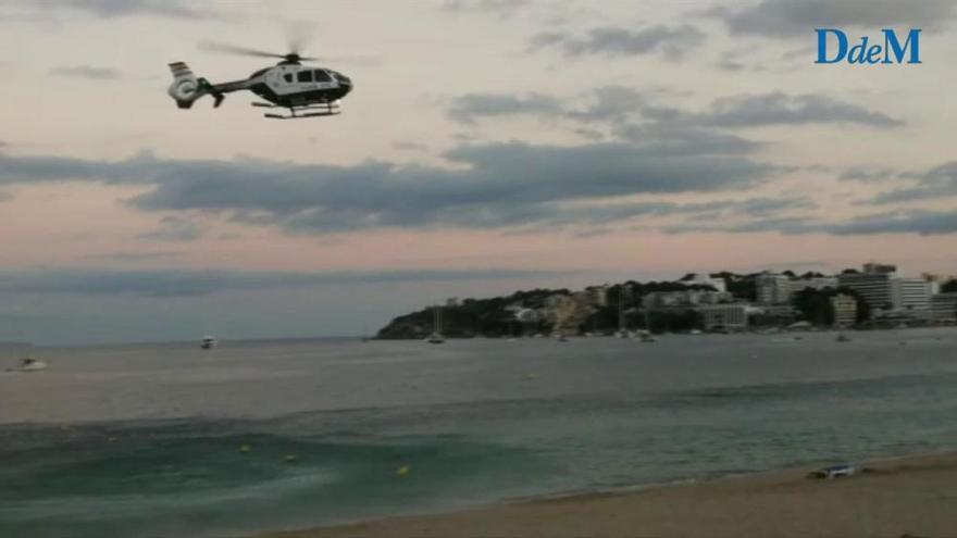 Ein Polizei-Hubschrauber verscheucht abends die Strandbesucher