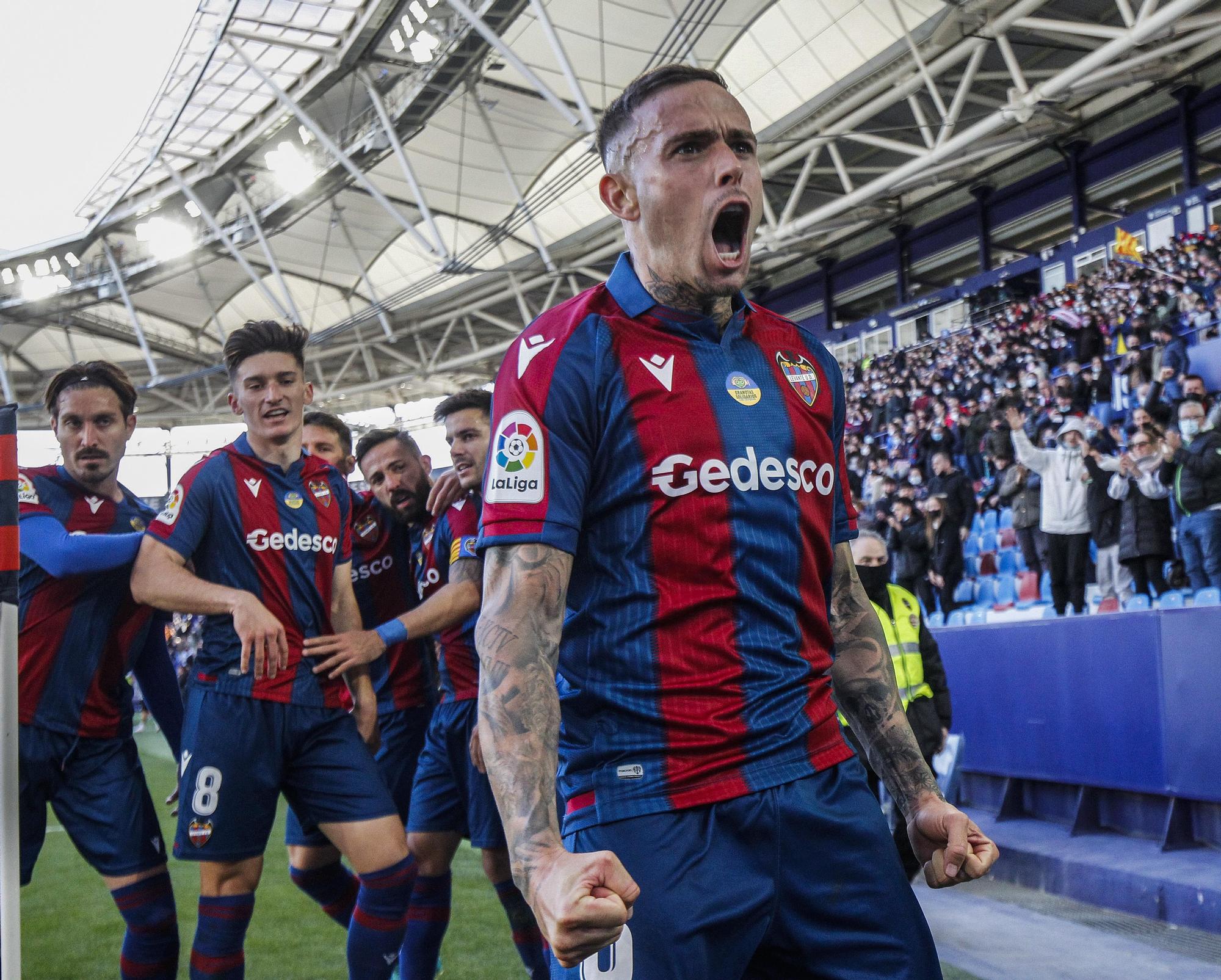 Las imágenes de la victoria del Levante frente al Villarreal en el Ciutat de València