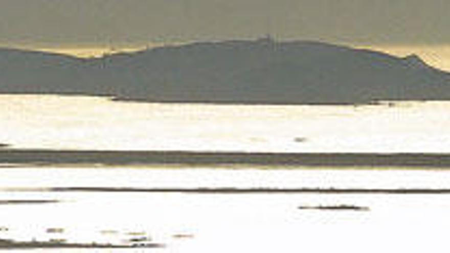 El Complejo Intermareal Umia-O Grove (la masa de agua que aparece en primer término), el istmo de A Lanzada y, al fondo, la isla de Ons.  //  Iñaki Abella