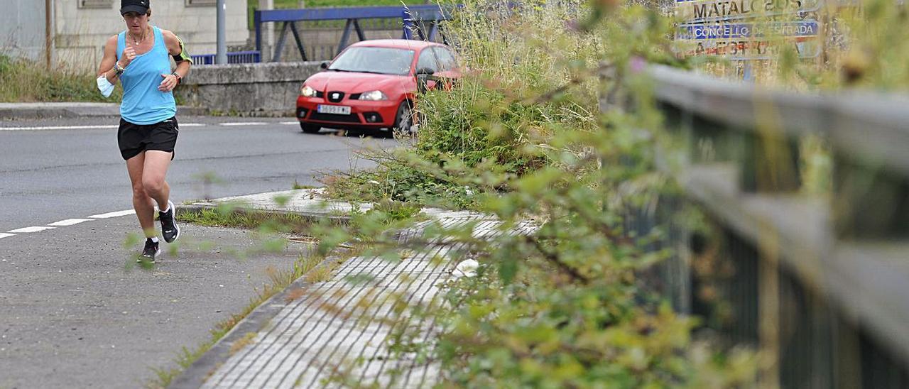 Os peóns pasean con dificultade pola vía que conecta A Estrada con Pontevedra.  |  // BERNABÉ/JAVIER LALÍN