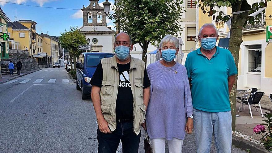 Manuel Pérez, Ana Mari Mata y José Moncho junto a la iglesia de Boal