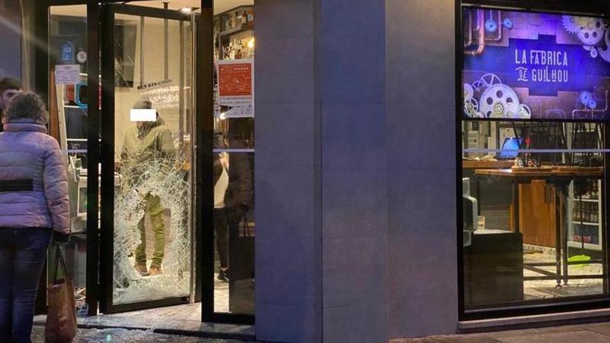 Entran a robar en un céntrico bar de Mieres a primera hora de la mañana